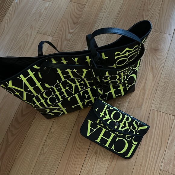 Eva Large Newsprint Logo Leather Tote Bag - Picture 3 of 5